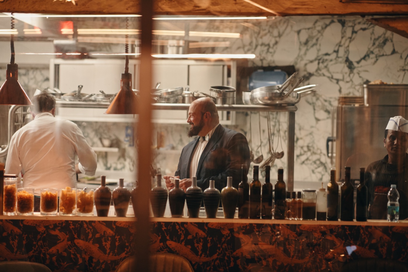 La cucina vista dalla sala durante una serata al Tartufo