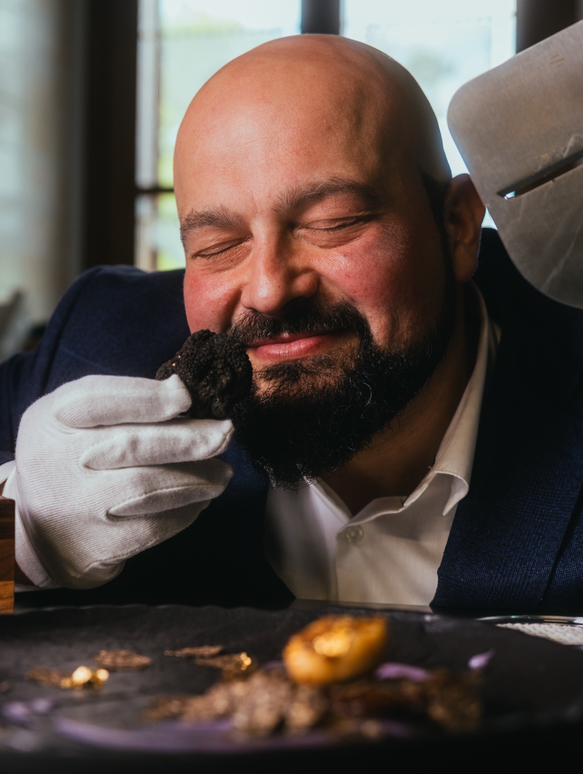 Daniele Violoni annusa un Tartufo Nero durante l'analisi sensoriale