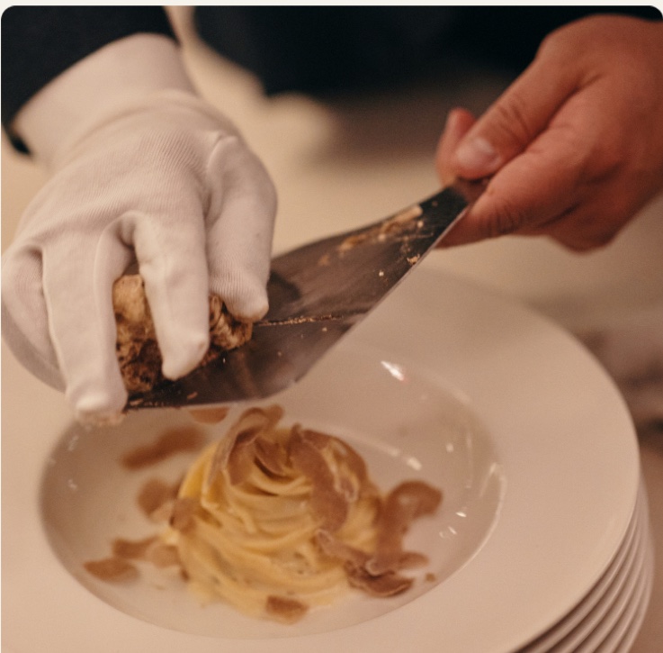 Tagliolini con il Tartufo affettato al momento davanti agli ospiti