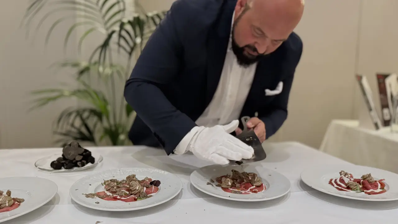 Daniele Violoni, Sommelier del Tartufo, lamella il Tartufo sui piatti prima del Servizio