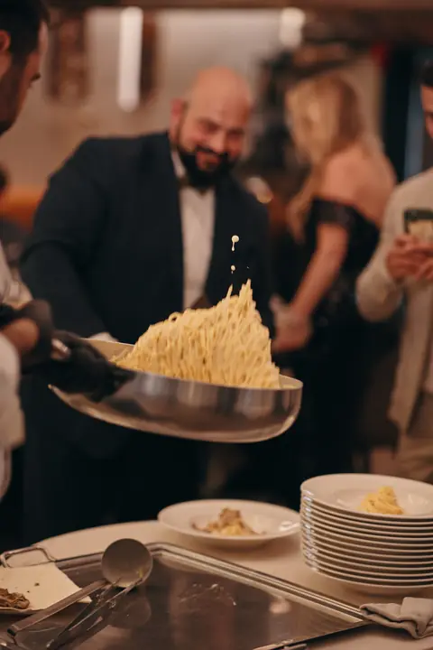 Daniele Violoni manteca la pasta al Tartufo in padella