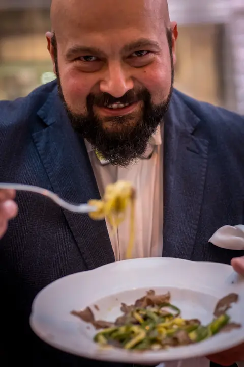 Daniele Violoni assaggia un piatto al Tartufo