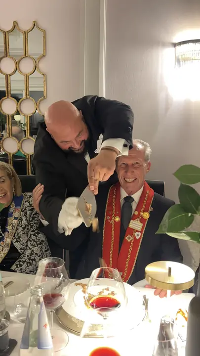 Daniele Violoni serve il Tartufo al tavolo