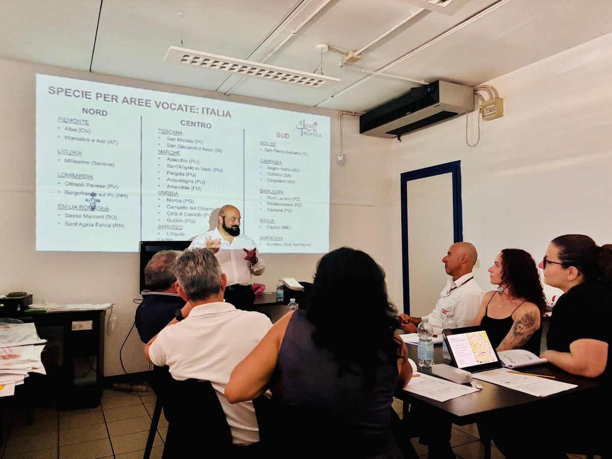 Daniele Violoni in aula durante la formazione al personale del Conad di Grottammare