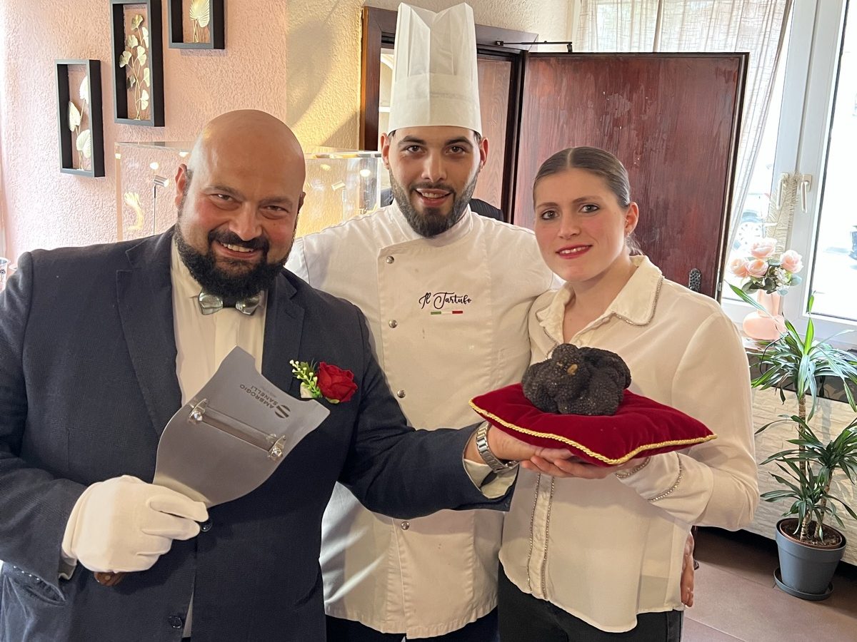 Daniele Violoni con lo chef e la sala del Ristorante Il Tartufo di Mannheim